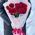 11 роз в букете с матовой белой упаковкой.