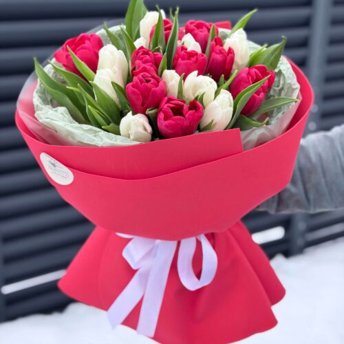 Букет "Люблю" 19 тюльпанов