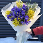 Букет из синих ирисов и жёлтой мимозы с доставкой цветов в Гомеле