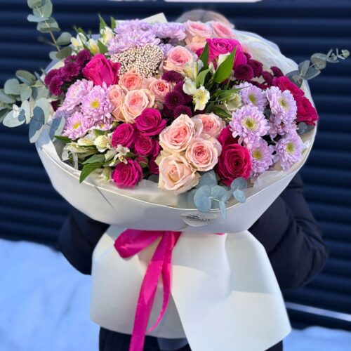 Яркий сборный букет с кустовой розой