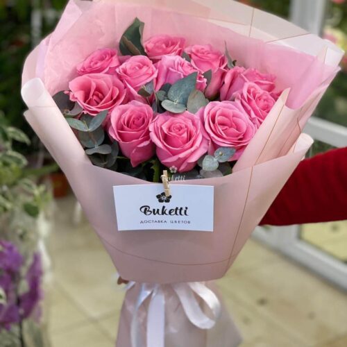 Букет 11 роз "Пинк" с эвкалиптом