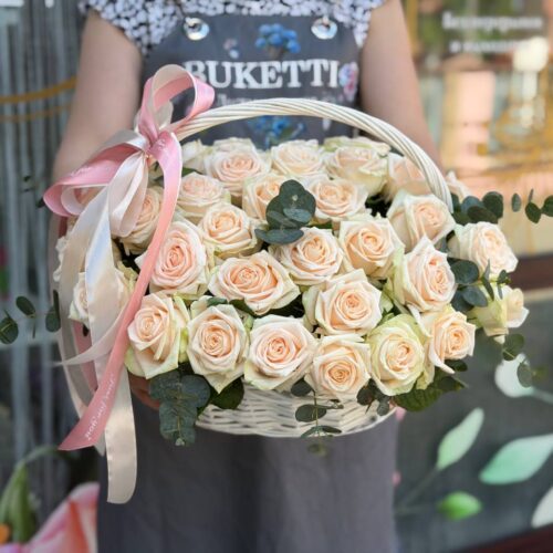 Корзина "Крем" 39 роз с эвкалиптом